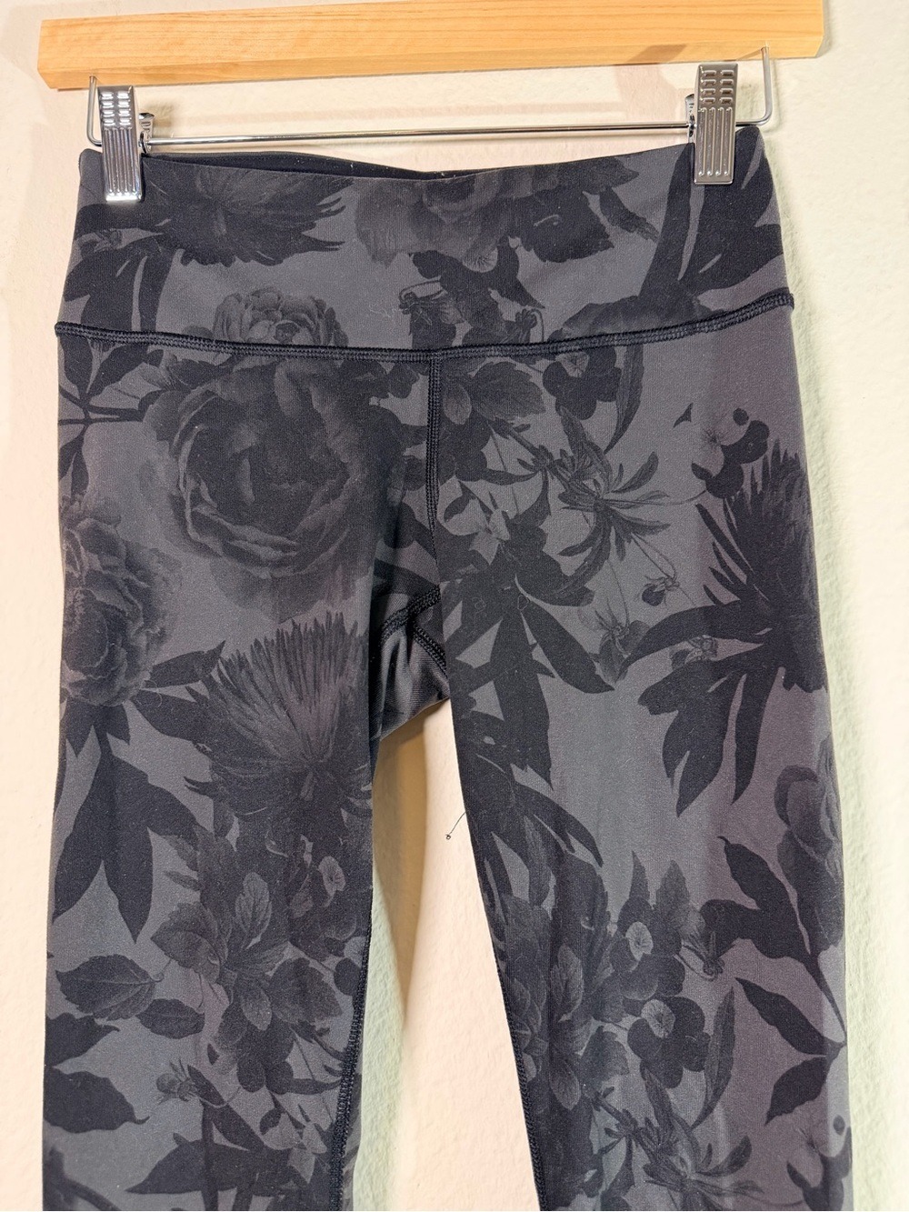 Lululemon Wunder Under Crop Floral Black Gray Leggings Size 4 - Picture 5 of 6